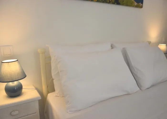 Agatha's Bright Modern Luxury Apartment-2