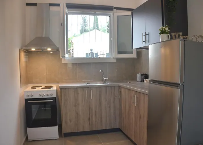Agatha's Bright Modern Luxury Apartment-2 Perítheia