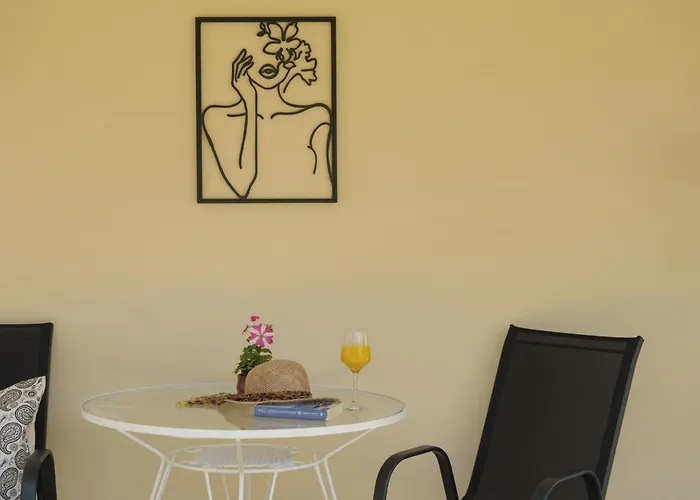 Agatha's Bright Modern Luxury Apartment-2 Perítheia