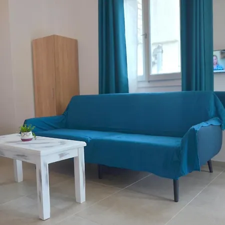 Agatha's Bright Modern Luxury Apartment-2