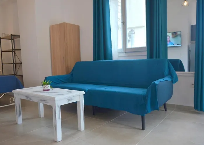 Agatha's Bright Modern Luxury Apartment-2